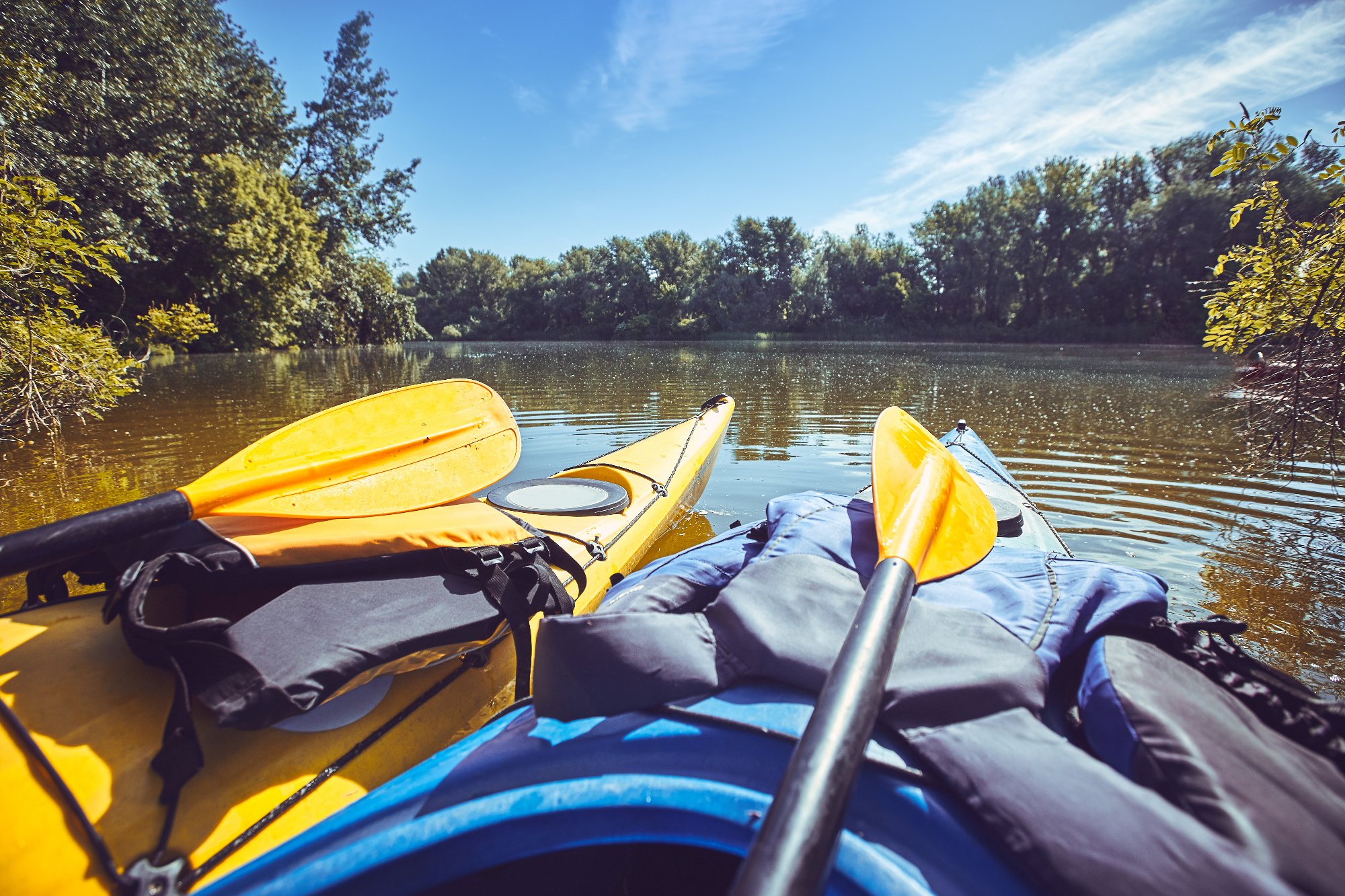 Scegli i paraspruzzi kayak giusti per ogni escursione in acqua